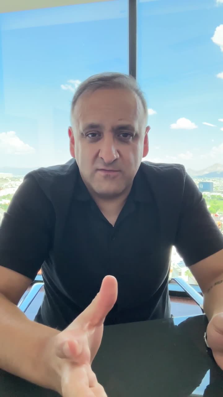 Presentador del video de Trivalente sobre contabilidad y finanzas.